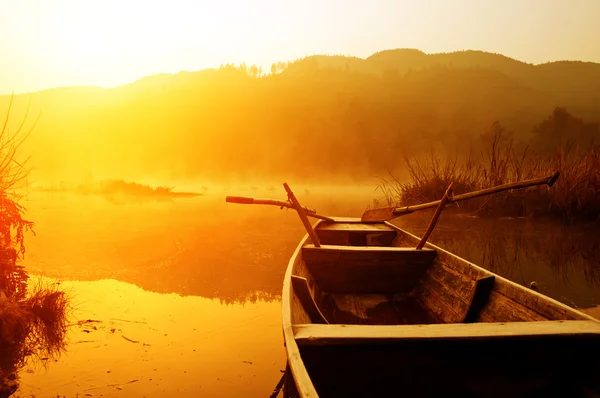 Утро, озеро и лодки — стоковое фото