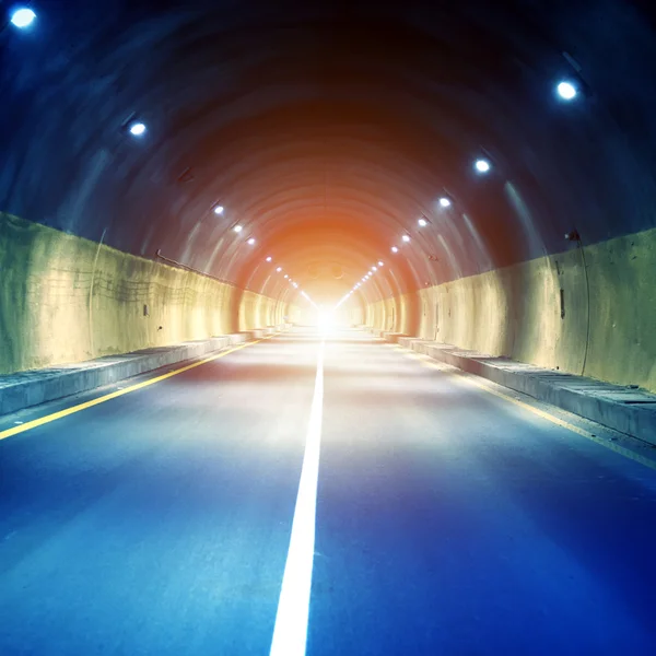Tüneller ve araba — Stok fotoğraf