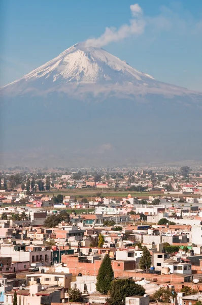 Vulcão Popocatepetl visto de Cholula (México) ) — Fotografia de Stock