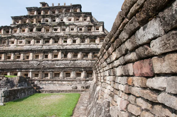 벽 감의 피라미드 el tajin (멕시코) — 스톡 사진