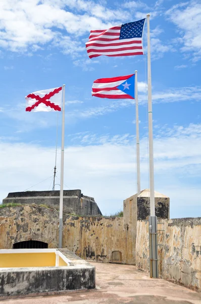 Vlajky na pevnosti El morro, puerto rico — Stock fotografie