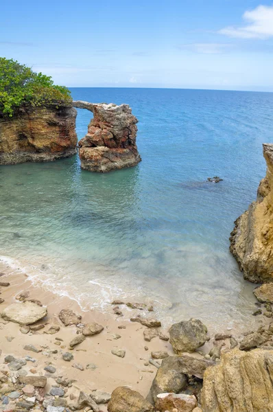 カボ ロジョー、プエルトリコでの石灰岩アーチ — ストック写真