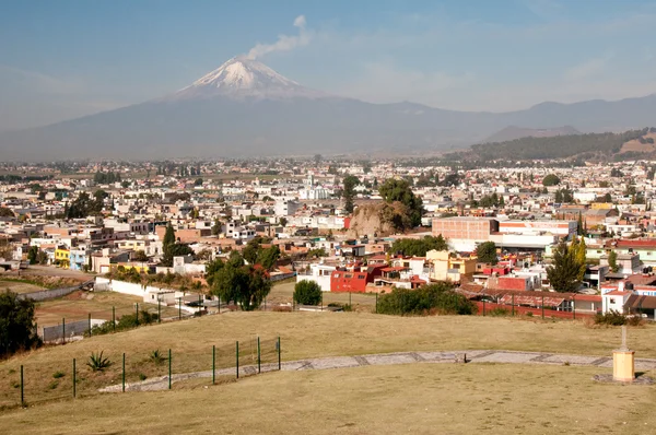 Popocatepetl vulkaan gezien vanaf cholula mexico — Stockfoto