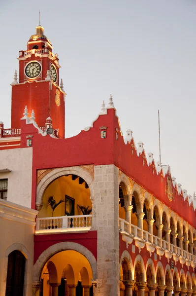 Stadhuis van merica's nachts, yucatan mexico — Stockfoto