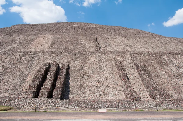 太陽 (メキシコのテオティワカンのピラミッド) — ストック写真