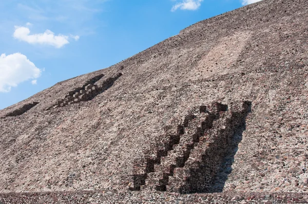 太陽 (メキシコのテオティワカンのピラミッド) — ストック写真