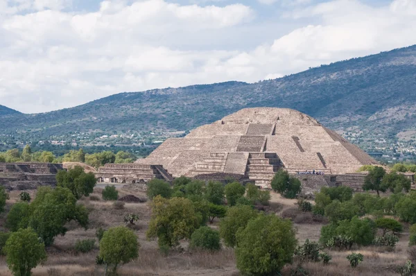 달 (멕시코 테오티우아칸의 피라미드) — 스톡 사진