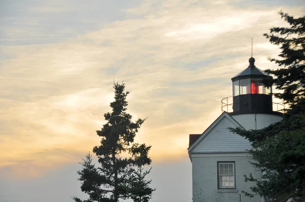 日落时分的低音港湾的灯塔，（缅因州阿卡迪亚国家公园) — 图库照片