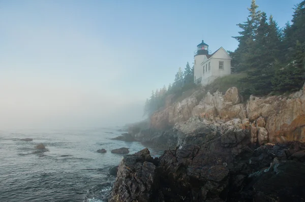 Basszus Harbor világítótorony reggel köd. Maine (Amerikai Egyesült Államok) — Stock Fotó