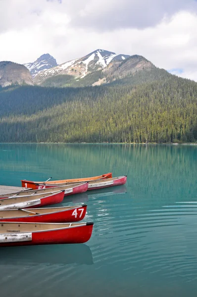 Canoes on beautiful tourquoise lake — Stock Photo, Image