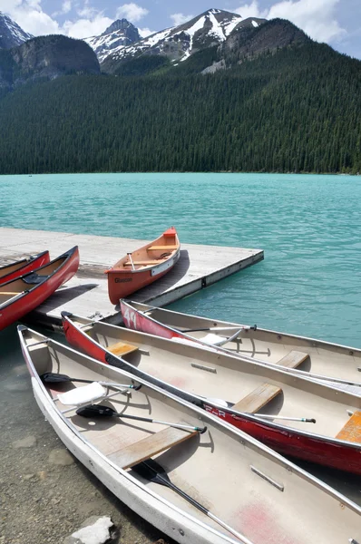 Canoas en hermoso lago turquesa — Foto de Stock