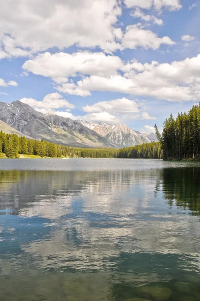 Johnson lake, Rocky Mountains (Canada) — Stock Photo, Image