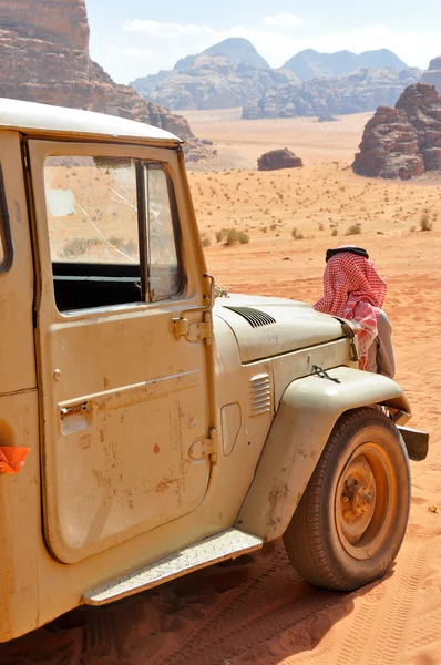 Safari do deserto em Wadi Rum (Jordânia ) — Fotografia de Stock