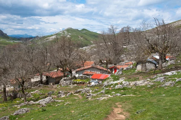 Häuser weiden in sierra de aizkorri, euskadi (spanien) — Stockfoto