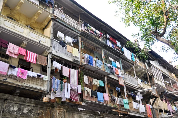 Kleidung hängt an der Fassade eines Gebäudes, Indien — Stockfoto