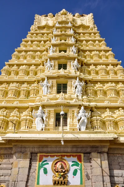 スリ ・ chamundeswari 寺院、チャームンディ丘、マイソール、インド — ストック写真