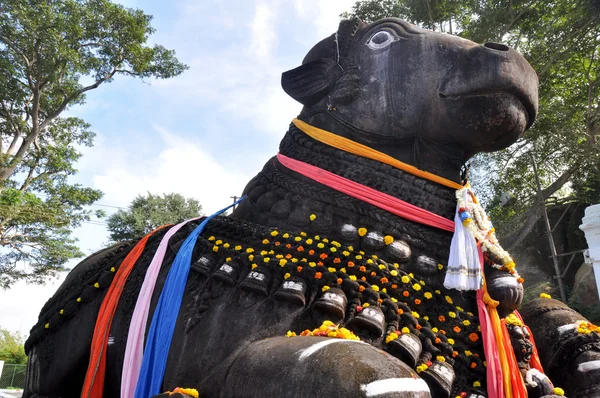 O touro Nandi em Chamundi Hill, Mysore, Karnataka, Índia — Fotografia de Stock
