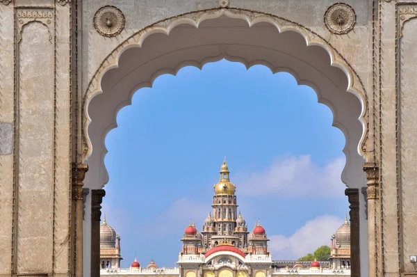 Παλάτι του Mysore μέσα από την κεντρική πύλη. Karnataka, Ινδία — Φωτογραφία Αρχείου