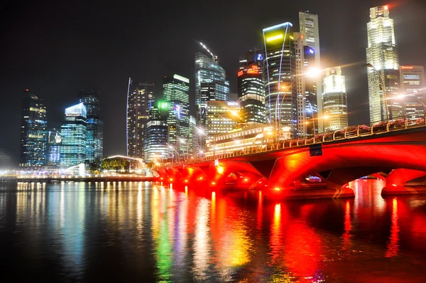El horizonte de Singapur por la noche — Foto de Stock
