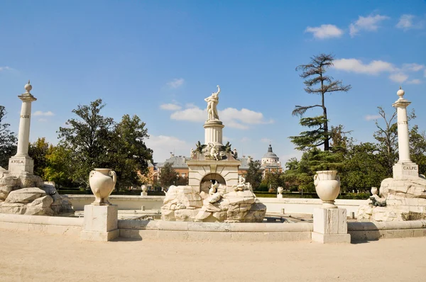 Hercules och anteo fontän på parterren trädgård, aranjuez (madrid) — Stockfoto