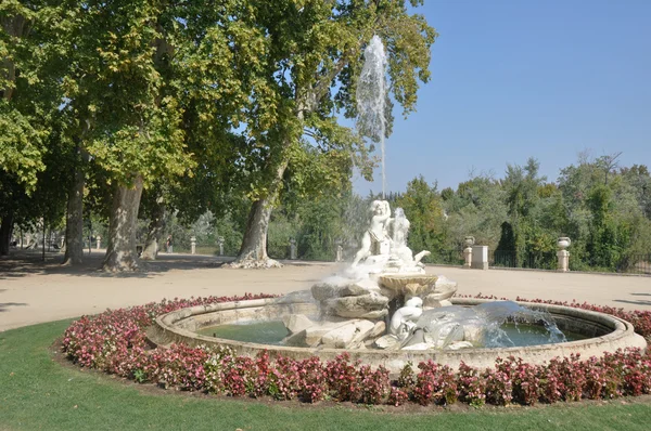 在岛上花园，阿兰胡埃斯 (马德里的银色瀑布喷泉) — 图库照片