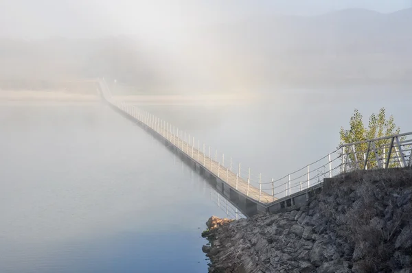 Nevoeiro da manhã, reservatório de Ullibarri-Gamboa (País Basco ) — Fotografia de Stock