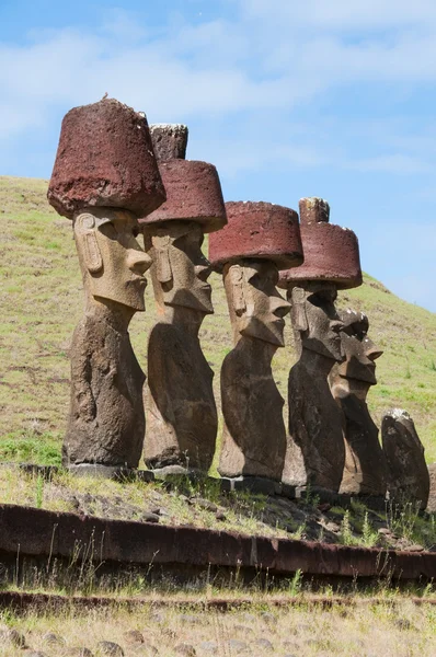 Moais in Anakena beach, Easter Island (Чили) ) — стоковое фото