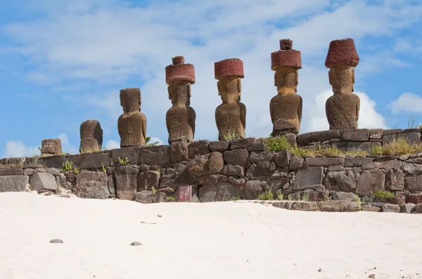 Moais in Anakena beach, Easter island (Chile) — Stock Photo, Image