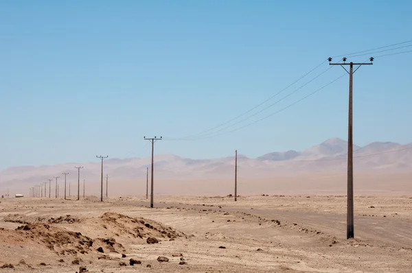 Linhas de energia elétrica, deserto do Chile — Fotografia de Stock