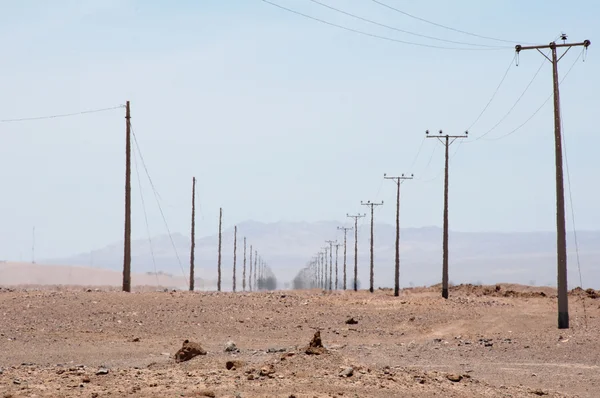 Linhas de energia elétrica, deserto do Chile — Fotografia de Stock