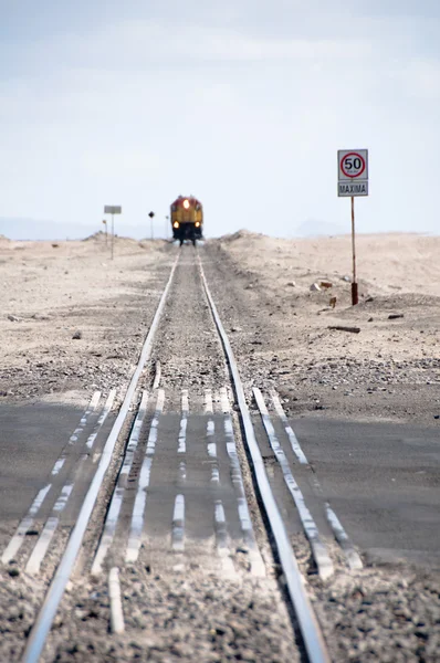 Las vías del tren en el desierto del chile — Foto de Stock