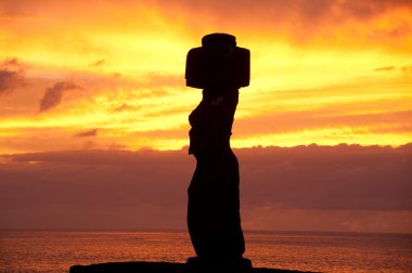 günbatımı bir moai, tahai, Paskalya Adası (Şili ile)