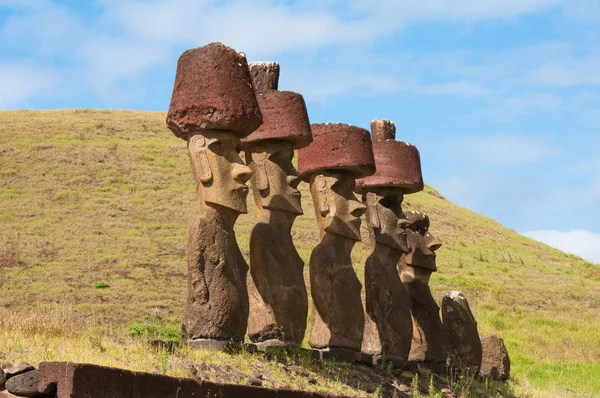 Moais in Anakena beach, Easter Island (Чили) ) — стоковое фото