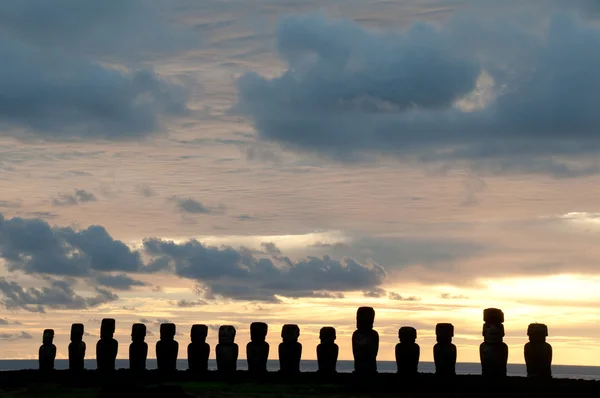 Ανατολή του ηλίου στο ahu tongariki (νησί του Πάσχα, Χιλή) — Φωτογραφία Αρχείου