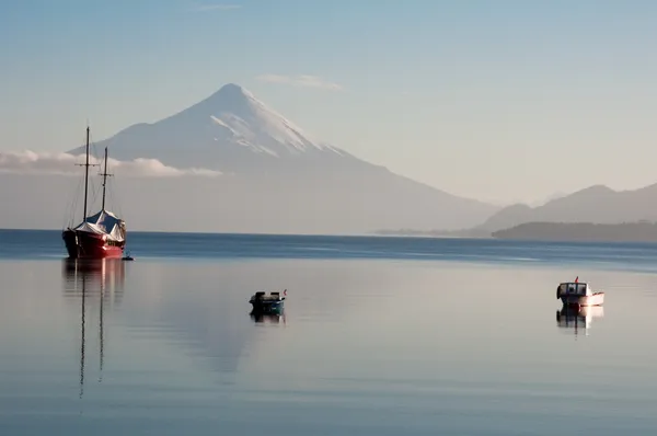 Vulcão Osorno e lago Llanquihue (Chile ) — Fotografia de Stock