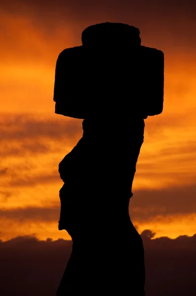 Sonnenuntergang mit einem Moai auf der Osterinsel Tahai (Chile)) — Stockfoto