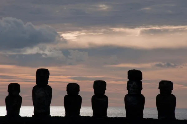 Схід сонця в ahu tongariki (острів Пасхи, Чилі) — стокове фото