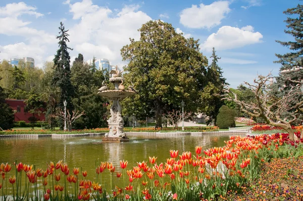 Dolmabahçe Sarayı, istanbul (Türkiye bahçede) — Stok fotoğraf