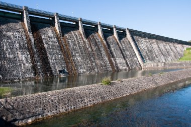 Dam over zadorra rivier, Baskenland (Spanje)