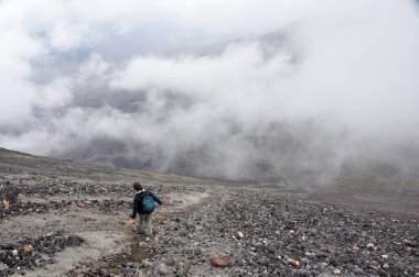 dağcı azalan mt ngauruhoe, Yeni Zelanda yanardağ