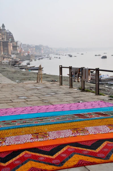 Saris nas escadas em Varanasi, Índia . — Fotografia de Stock