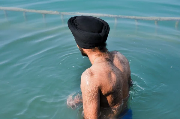 Σιχ προσευχή σε λίμνη της χρυσοποίκιλτο τέμπλο, amritsar, Ινδία — Φωτογραφία Αρχείου