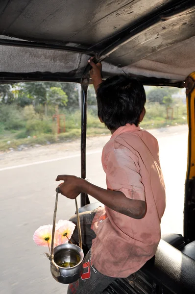 Pojke i en rickshaw, amritsar (Indien) — Stockfoto