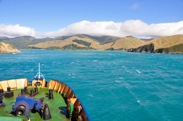 Пролив Кука, видимый с парома (Новая Зеландия) ) — стоковое фото