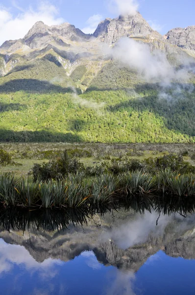 镜子的湖泊，米尔福德声音 （新西兰) — 图库照片