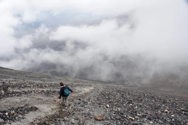 Bergbeklimmer aflopende mt Ngarahoe, vulkaan in Nieuw-Zeeland — Stockfoto