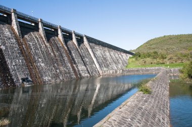 Dam over zadorra rivier, Baskenland (Spanje)