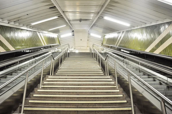 Escaleras eléctricas en el metro de Madrid (España) ) — Foto de Stock