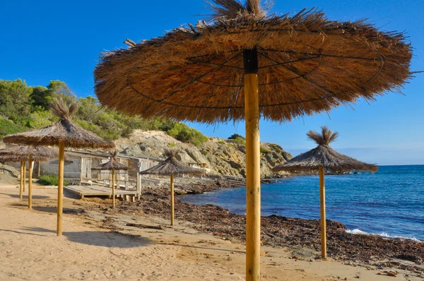 Paraguas en la playa, Ibiza (España) ) — Foto de Stock