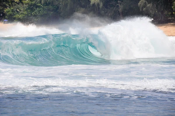 Vagues se brisant sur le rivage de Maui — Photo